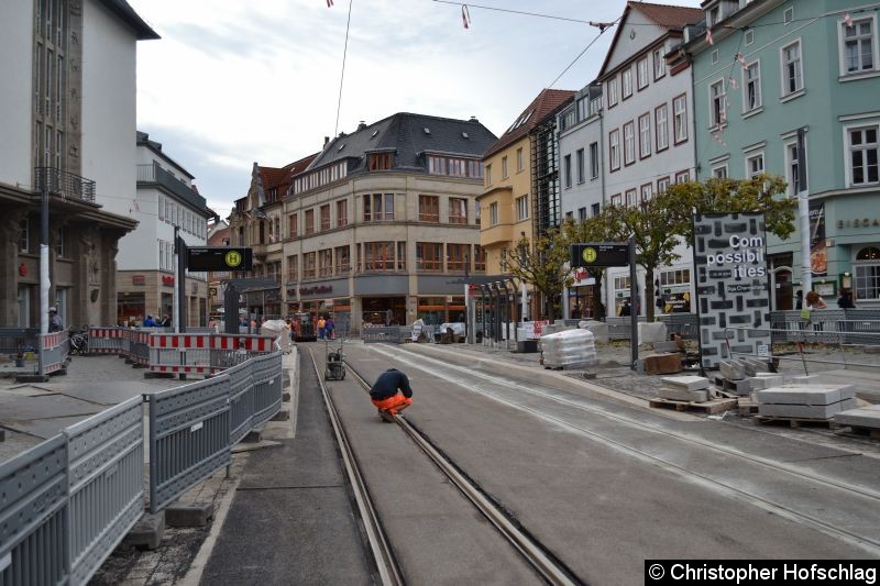 Bild: Die letzten Arbeiten werden in Bereich der Haltestelle Fischmarkt erledigt.