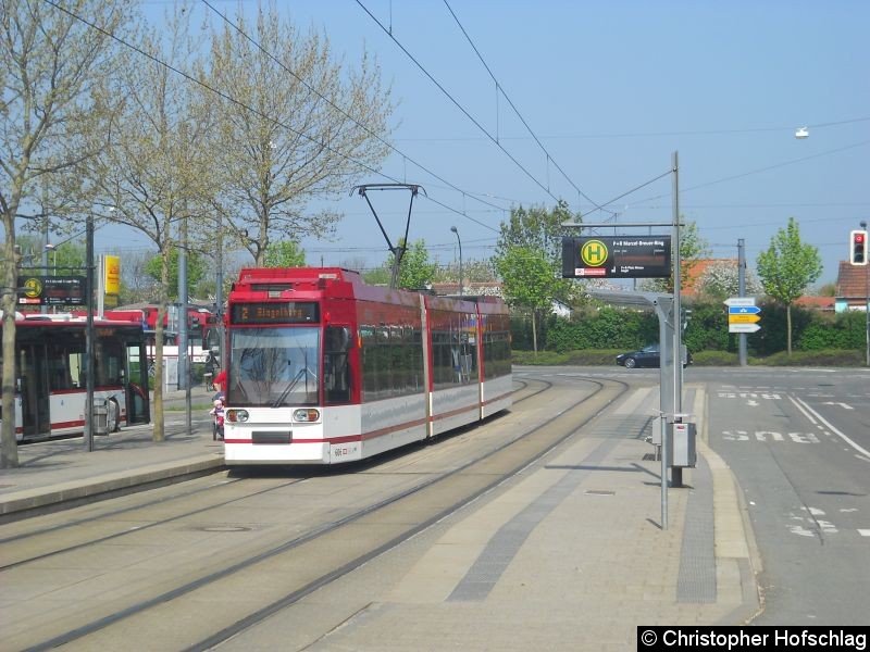 Bild: TW 606 in der Haltestelle Marcel-Breuer-Ring.