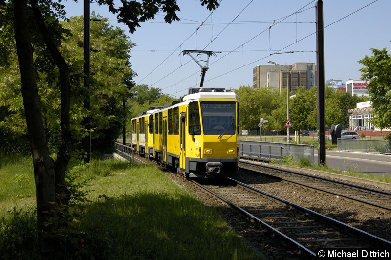 Bild: 5126 als Linie 37 in der Allee der Kosmonauten vor der Haltestelle Allee der Kosmonauten/Rhinstraße.