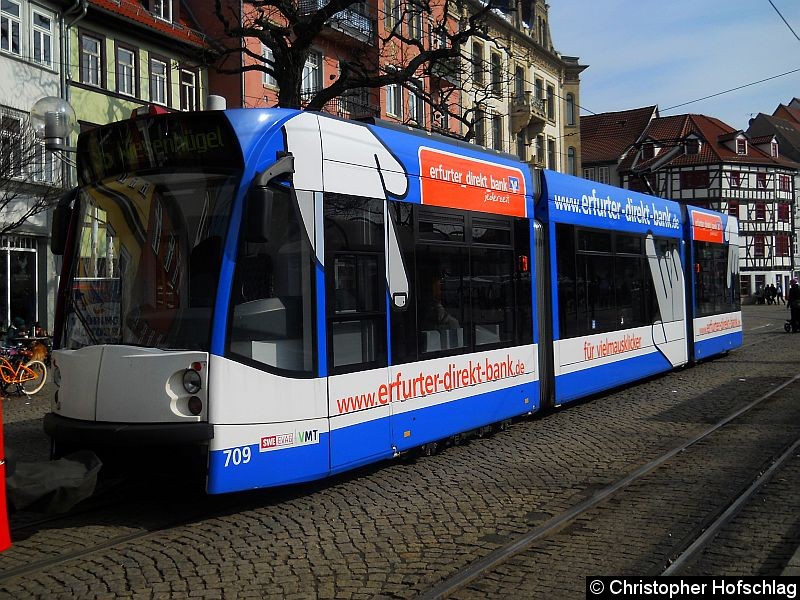 Bild: TW 709 als zweiter Wagen einer Combino-Traktion am Domplatz.