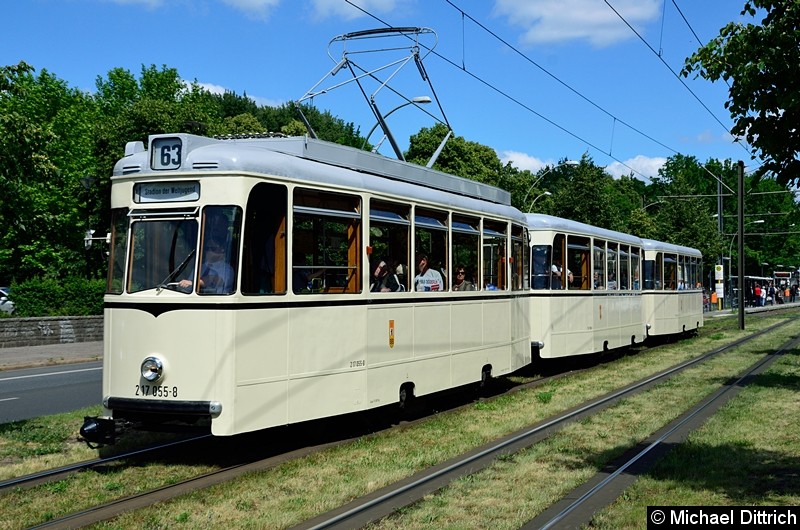 Bild: Der Rekozug (217 055-8 + 267 006-1 + 267 428-2) fuhr als fünfter Wagen in einem Straßenbahnkorso anlässlich 150 Jahre Straßenbahn in Berlin.