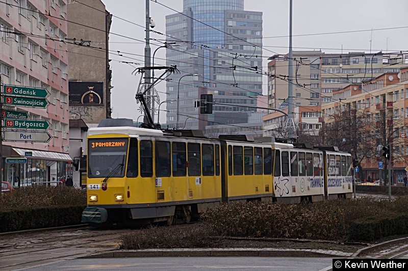 Bild: KT4Dt TW 141+170 als Linie 3 nach POMORZANY, steht kurz nach der Haltestelle  Plac Żołnierza Polskiego und wartet auf die Freigabe.