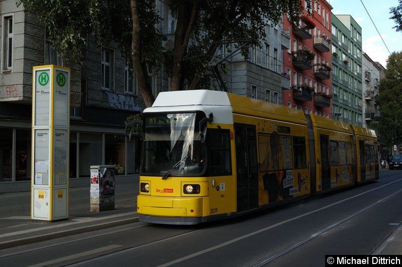 Bild: 2039 als Linie M1 an der außerplanmäßigen Endhaltestelle Eberswalder Str./Pappelallee.