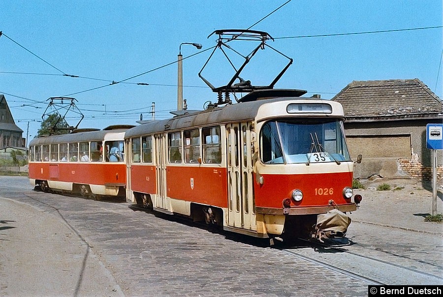 Bild: Die Tw 1027 + 1026 biegen vom Leunaweg auf die Strecke der Linie 5 nach Merseburg/Zentrum bzw. Bad Dürrenberg ein. Der vordere Triebwagen ist mit Fahrgästen besetzt, der hintere Wagen wird leer mitgeschleppt. 