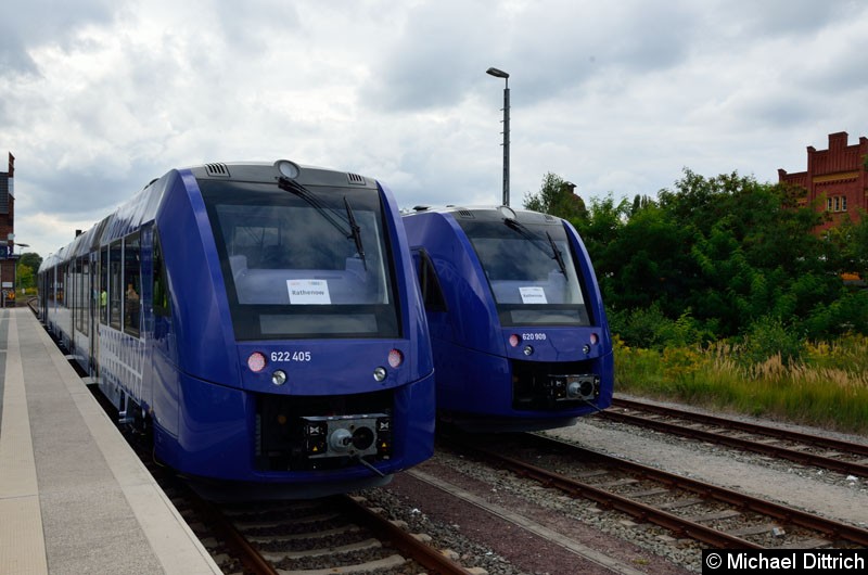 Bild: Ebenfalls ein LINT ist dieser zweiteilige Triebwagen. Er hat die Bezeichnung LINT 54. Auch er wird gerade zwischen Brandenburg Hbf und Rathenow eingefahren.
Hier in Rathenow am Bahnsteig.