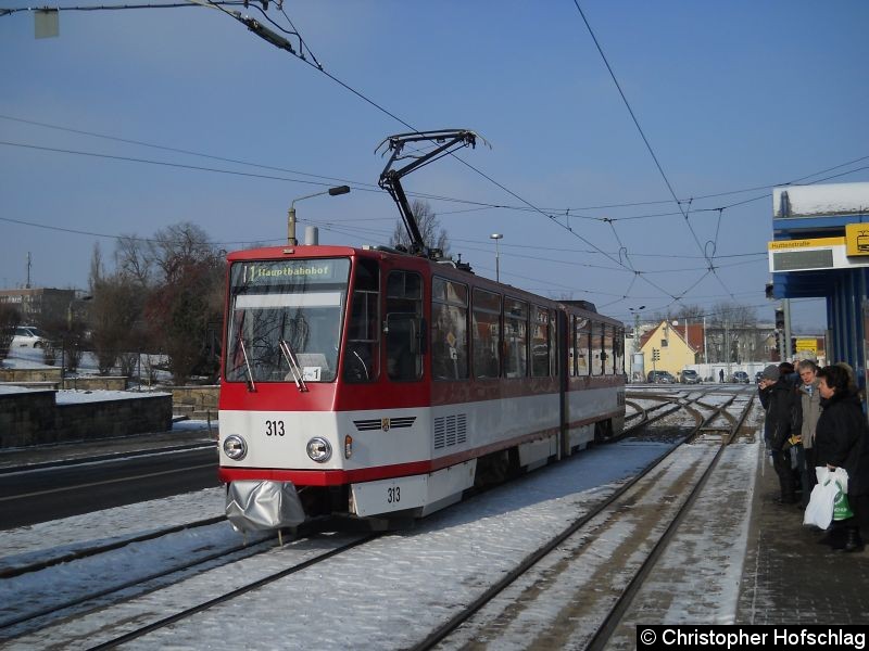 Bild: TW 313 als Linie 1 an der Haltstelle Huttenstraße.