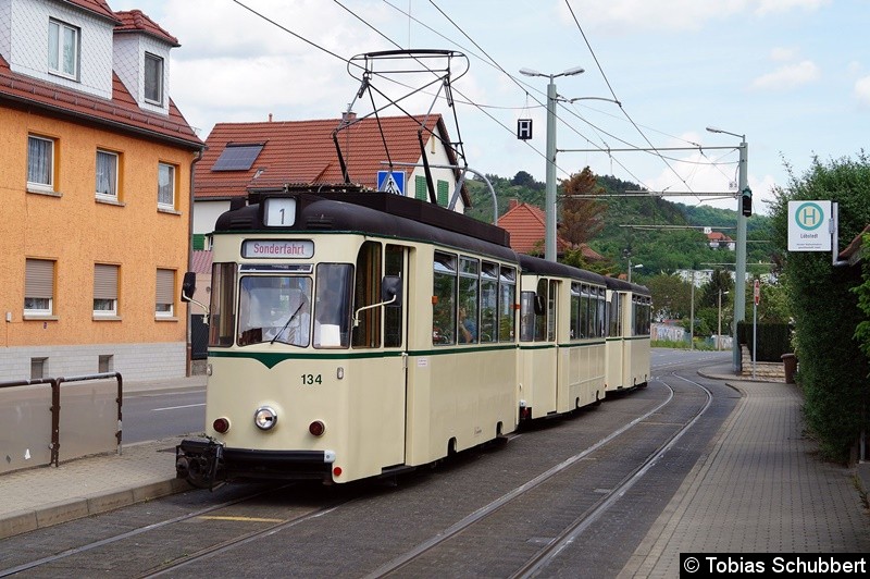 Bild: Tw 134+189+187 an der Haltestelle Löbstedt.