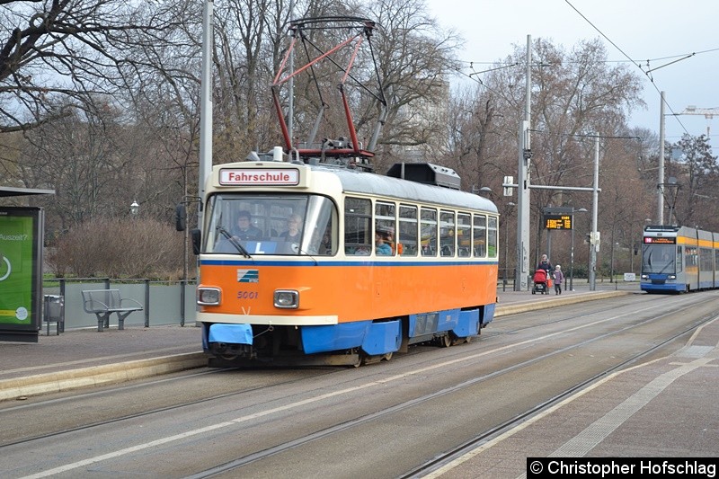 Bild: TW 5001 bei der Einfahrt in die Haltestelle Wilhelm-Leuschner-Platz.