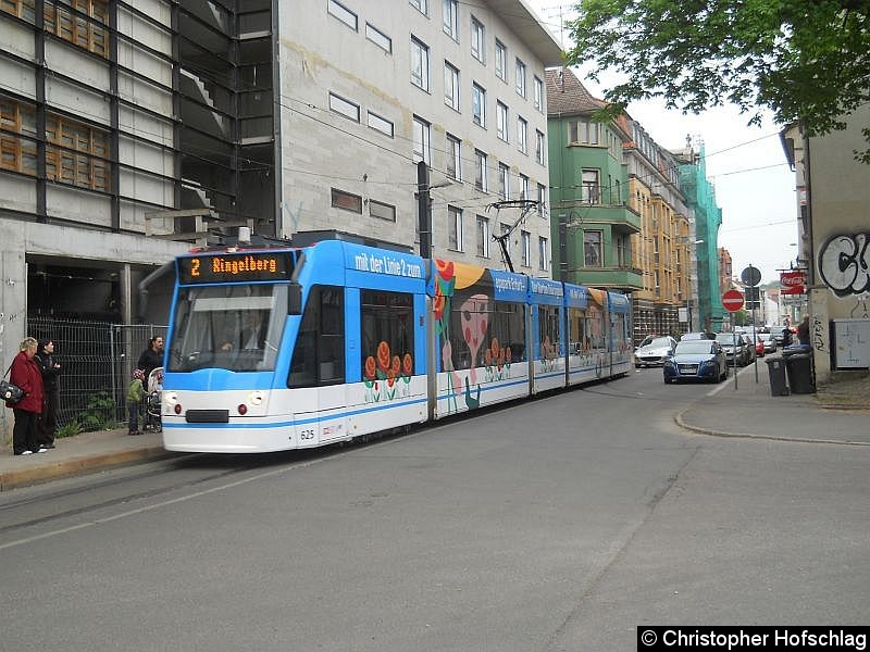 Bild: TW 625 auf der Linie 2 an der Haltestelle Neuwerkstraße.