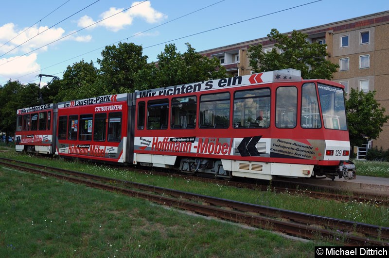 Bild: 129 als Linie 4 in Neu Schmellwitz an der Ankunftshaltestelle.