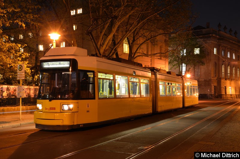 Bild: 1072 als Linie M1 an der Haltestelle Am Kupfergraben.