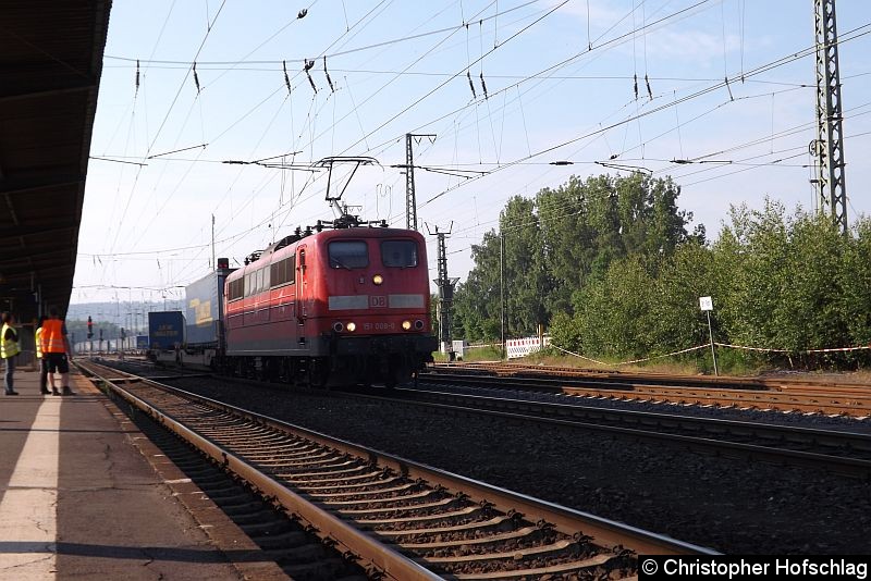 Bild: 151 008-0 bestückt mit einen Güterzug bei der Durchfahrt in Bebra.