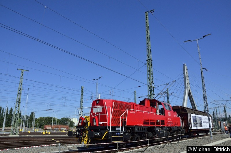 Bild: 261 024 mit einem Güterwagen zur Eröffnung des Güterbahnhofs Halle (Saale).