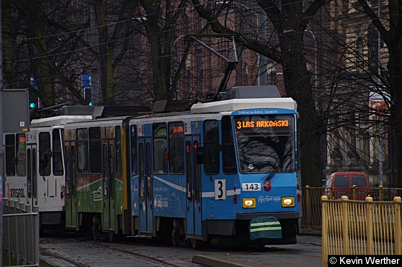 Bild: KT4Dt TW 143+144 als Linie 3 nach LAS ARKOŃSKI fährt die Haltestelle Plac Żołnierza Polskiego auf Gleis 2 an.