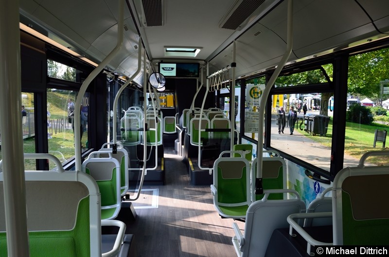 Blick in den Fahrgastraum des E-Bus von VDL.