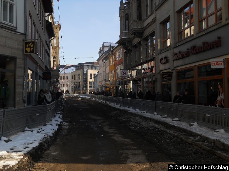 Bild: Obwohl keine Straßenbahn fahren, ist die Schlösserstraße gut besucht.