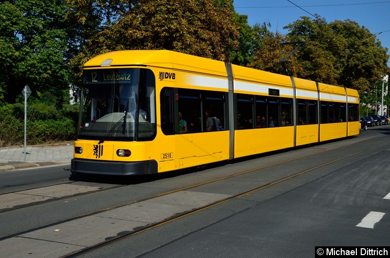 Bild: 2510 als Linie 12 an der Haltestelle Krankenhaus St.-Joseph-Stift.