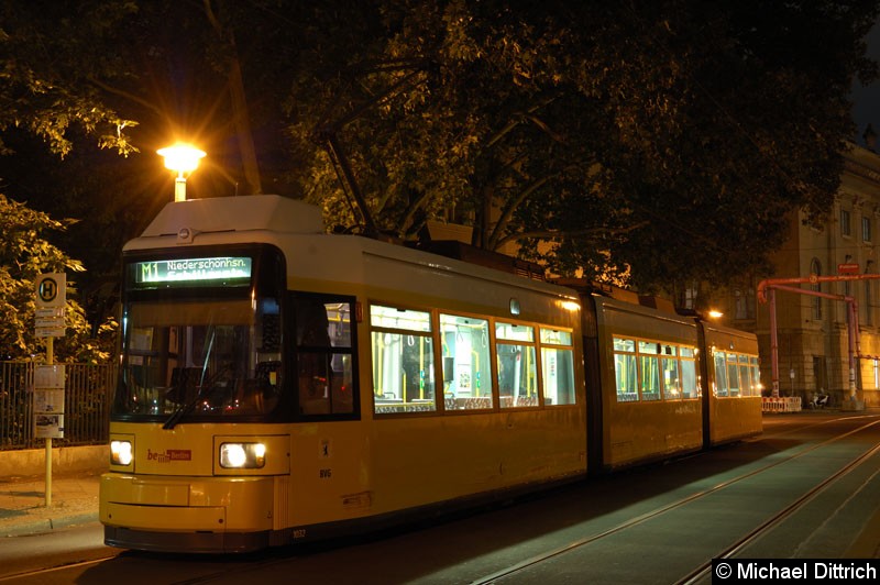 Bild: 1032 als Linie M1 an der Haltestelle Am Kupfergraben.
Die schwarzen Streifen an der Seite enstanden bei einem Unfall den der Wagen am Vormittag hatte.