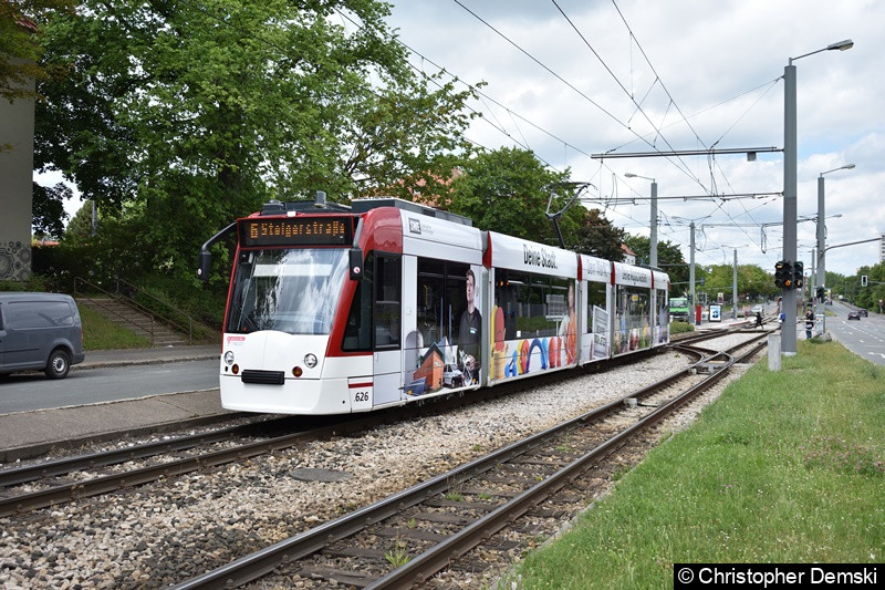 Bild: TW 626 als Linie 6 beim Verlassen der Haltestelle Klinikum in Richtung Steigerstraße.