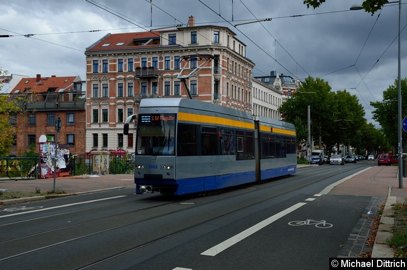 Bild: Der Prototyp der Leoliner 1302 als Linie 14 in der Karl-Heine-Str. auf der Brücke über dem gleichnamigen Kanal.