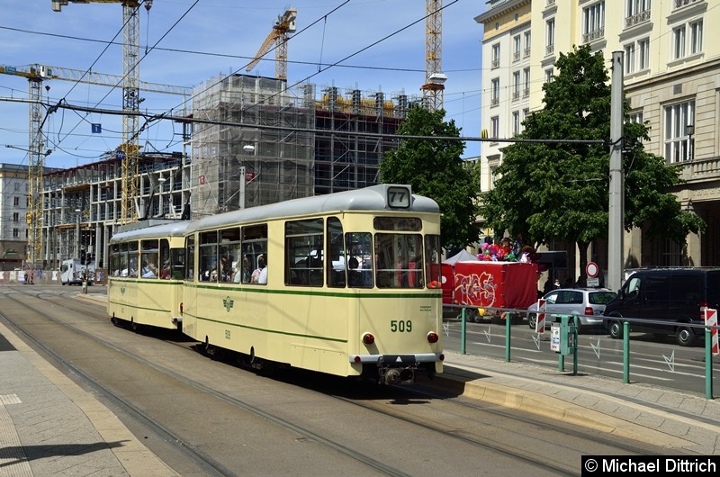 Der historische Triebwagen 413 und sein Beiwagen 509 stehen an der Kreuzung Ernst-Reuter-Allee/Breiter Weg.