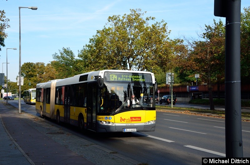 4413 als Linie 134 auf dem Altstädter Ring in Richtung Rathaus Spandau.