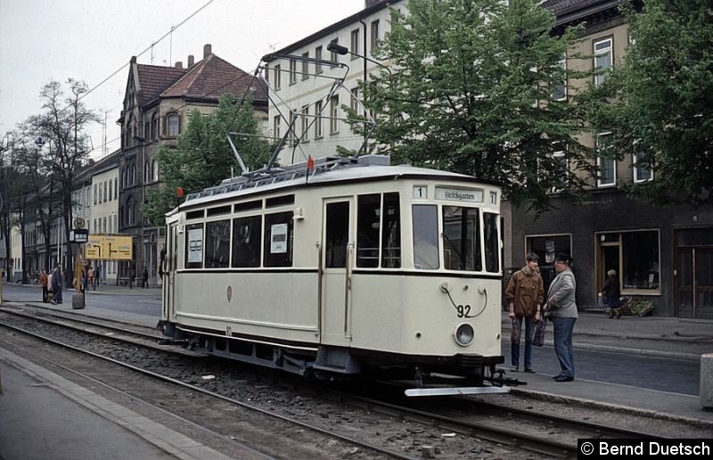 Bild: Zur 100-Jahr-Feier der Erfurter Straßenbahn im Jahr 1983 wurde ein neuer Museumswagen in Betrieb genommen. Tw 92 stammt aus der Serie 88 - 93, gebaut 1938 von der Waggonfabrik in Gotha; er kam über die Stationen in Eisenach und Gotha wieder nach Erfurt zurück und wurde dort mustergültig als historisches Fahrzeug hergerichtet. Hier fährt er im Jubiläumsschmuck über die Magdeburger Allee. 