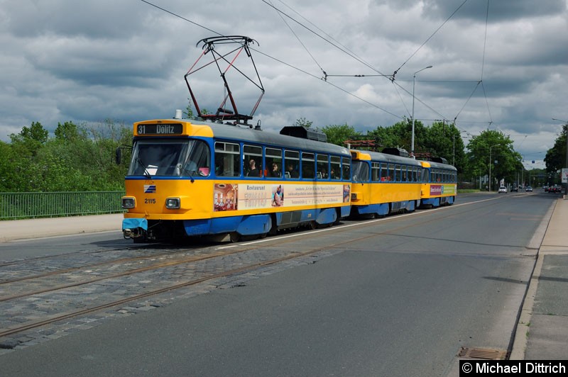 Bild: 2115 mit 2186 und 2159 als Linie 31 auf dem Weg nach Dölitz in der Richard-Lehmann-Str.