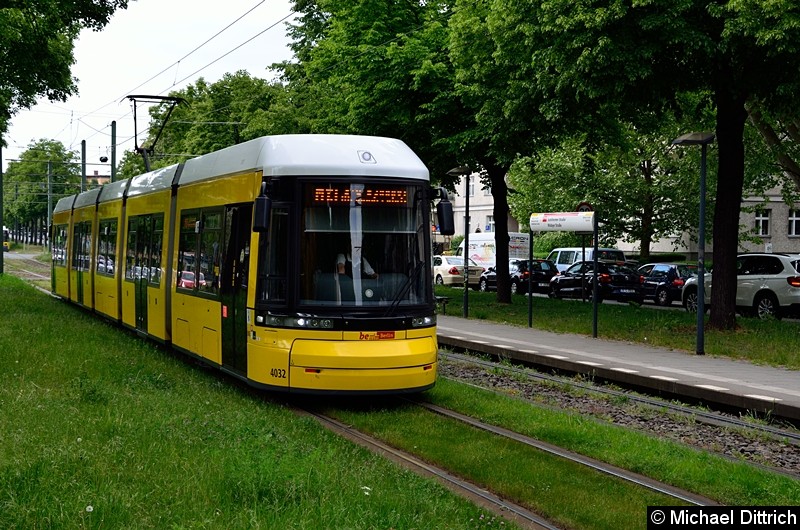 4032 als Linie M13 zwischen den Haltestellen Stahlheimer Str./Wisbyer Str. und Prenzlauer Allee/Ostseestr. Bild: 4032 als Linie M13 zwischen den Haltestellen Stahlheimer Str./Wisbyer Str. und Prenzlauer Allee/Ostseestr.