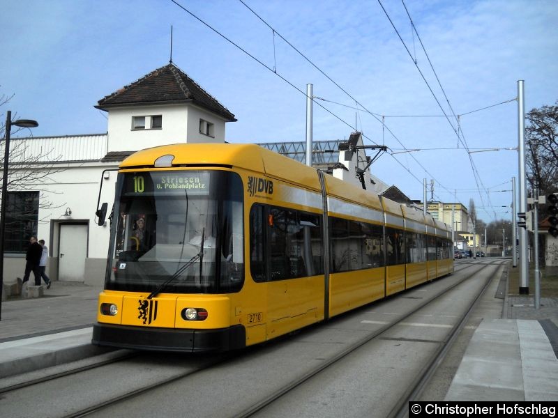 Bild: Auf der Linie 10 bei der Einfahrt in die Haltstelle Messe Dresden