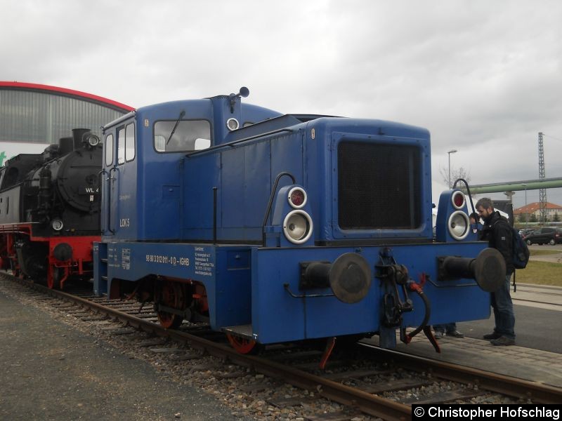 Bild: Eine kleine blaue Lok mit den Namen Lok5 stand auch bei dem Geburtstag der EB hinter der Werkstatthalle.