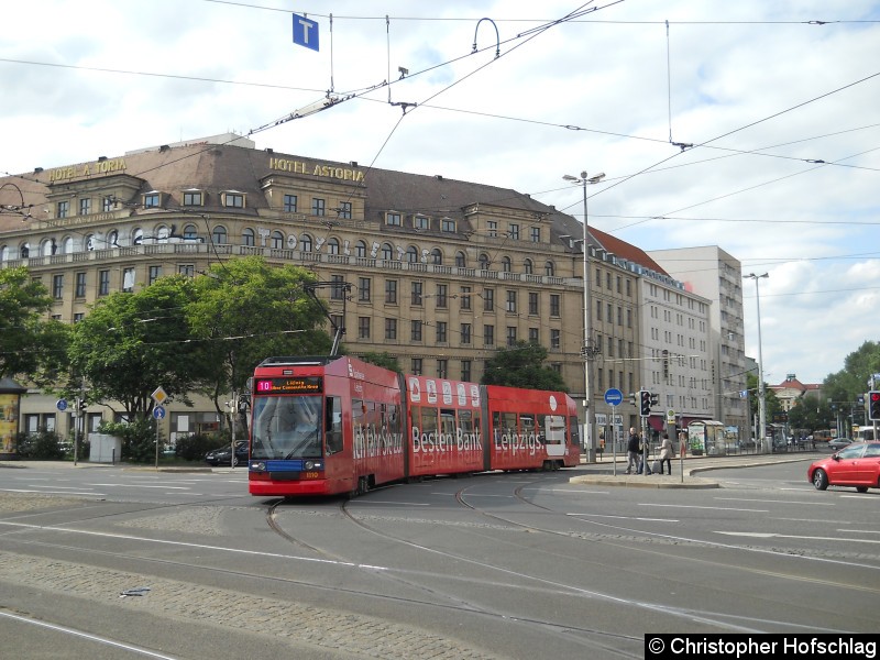 Bild: TW 1110 auf der Fahrt zur Haltestelle Hauptbahhnhof als Tramlinie 10 nach Lößnig.