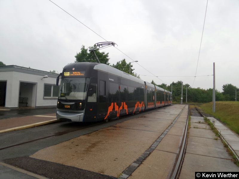 Bild: TW 1226 in Abfahrthaltestelle Grünau Nord.