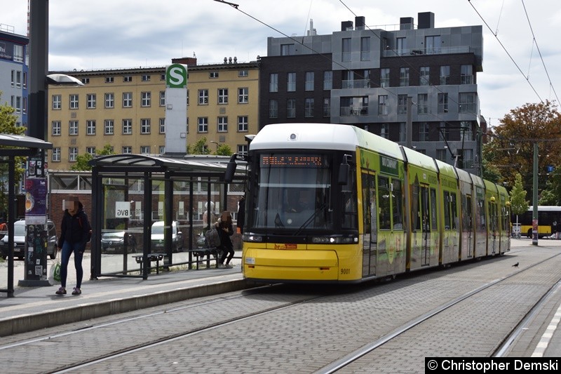 TW 9001 bei der Einfahrt in die Haltestelle S-Nordbahnhof.