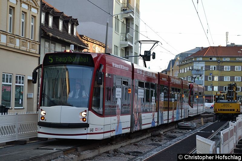 Bild: TW 648+709 als Linie 5 bei der Baustellendurchfahrt in Bereich Boyneburgufer.