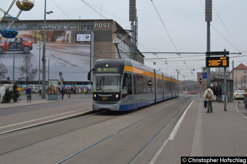 Bild: Tw 1214 bei der Einfahrt auf dem Augustusplatz.