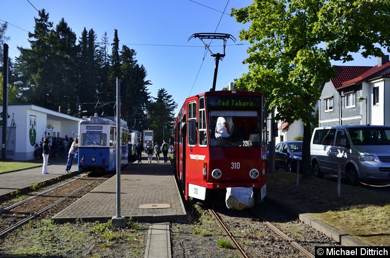 310 als Linie 4 neben Wagen 39 in Bad Tabarz.