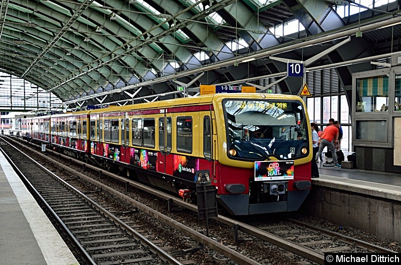 Bild: Als CSD on the Rail verkehrte dieser Sonderzug als Linie S5 zwischen den Bahnhöfen Ostbahnhof und Charlottenburg.
Mit diesem Zug wirbt die S-Bahn für Toleranz und Akzeptanz.