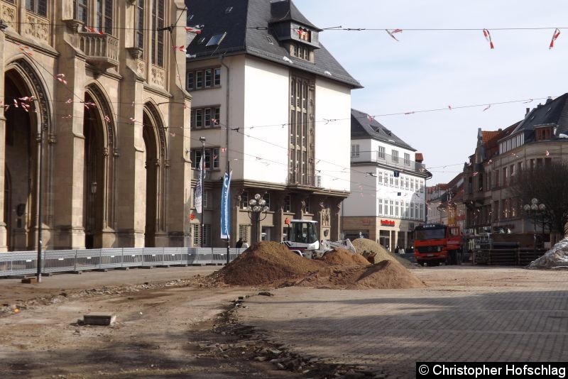 Bild: Die Bauarbeiten sind auch am Samstag am Fischmarkt bis zur Schlösserbrücke zusehen.