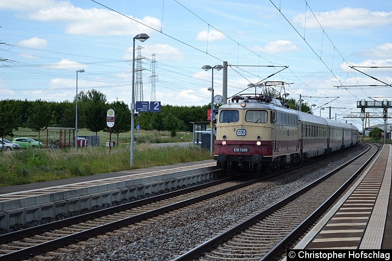 Bild: E10 1309 bei der Durchfahrt in Erfurt-Vieselbach