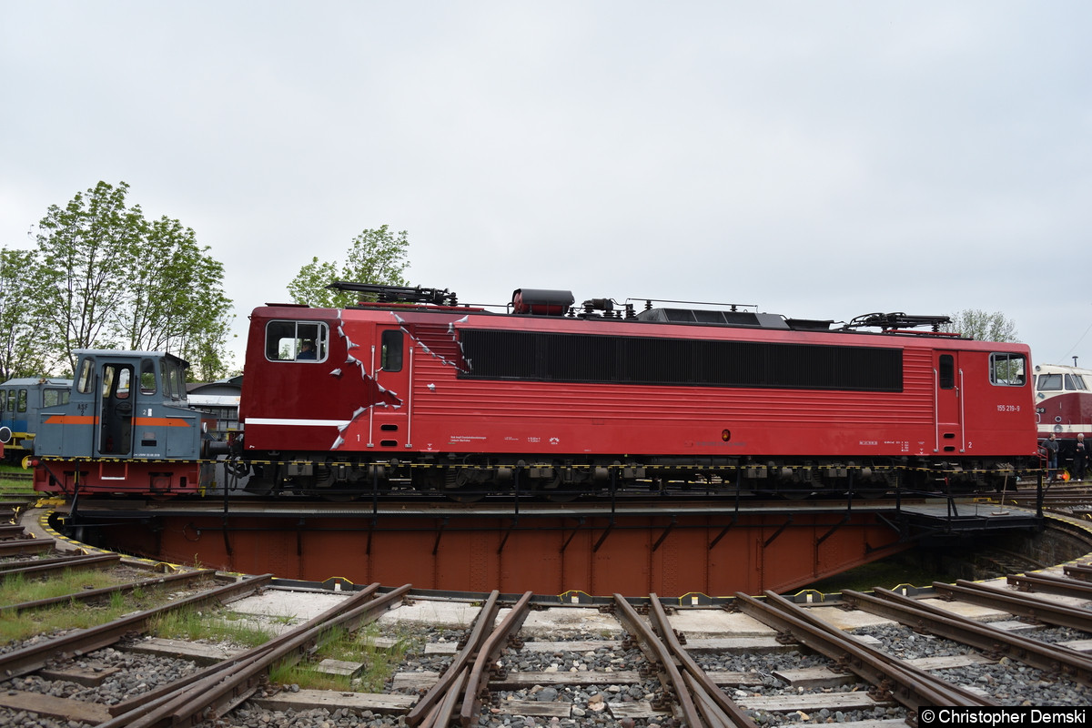 155 219-9 auf der Drehscheibe im BW Weimar.