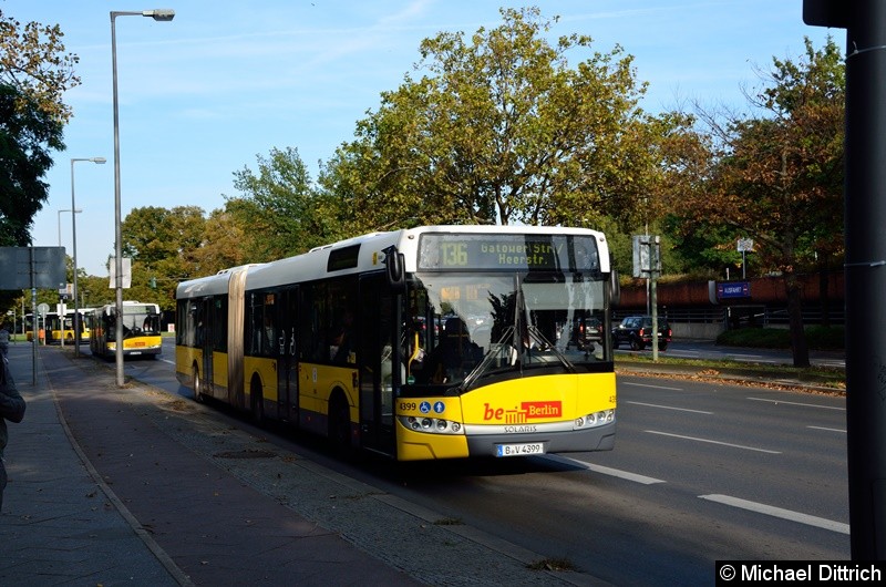 4399 als Linie 136 auf dem Altstädter Ring in Richtung Rathaus Spandau.