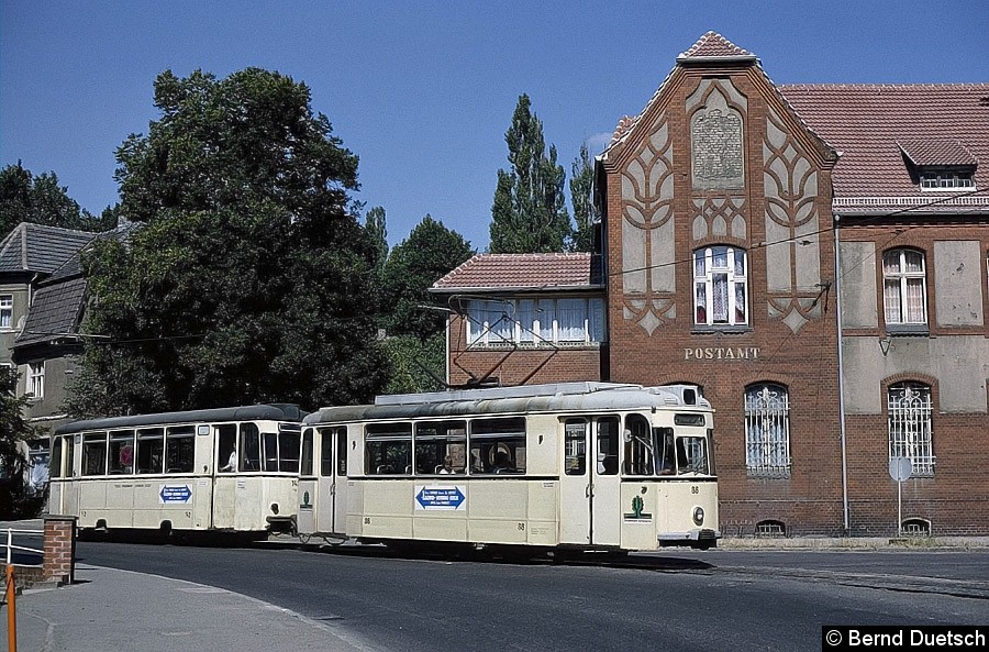 Bild: Auch mit einem Reko-Beiwagen behängt fuhren die Gotha-Tw gelegentlich durch Schöneiche und Rüdersdorf. Hier fährt Tw 86 mit Reko-Bw 142 an der Post in Rüdersdorf vorbei. Der Triebwagen fuhr ursprünglich in Görlitz