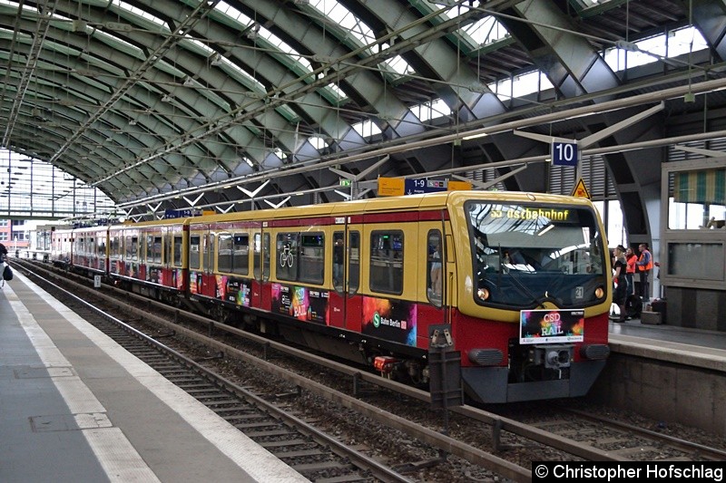 Bild: Als CSD on the Rail verkehrte dieser Sonderzug als Linie S5 zwischen den Bahnhöfen Ostbahnhof und Charlottenburg.
Mit diesem Zug wirbt die S-Bahn für Toleranz und Akzeptanz.