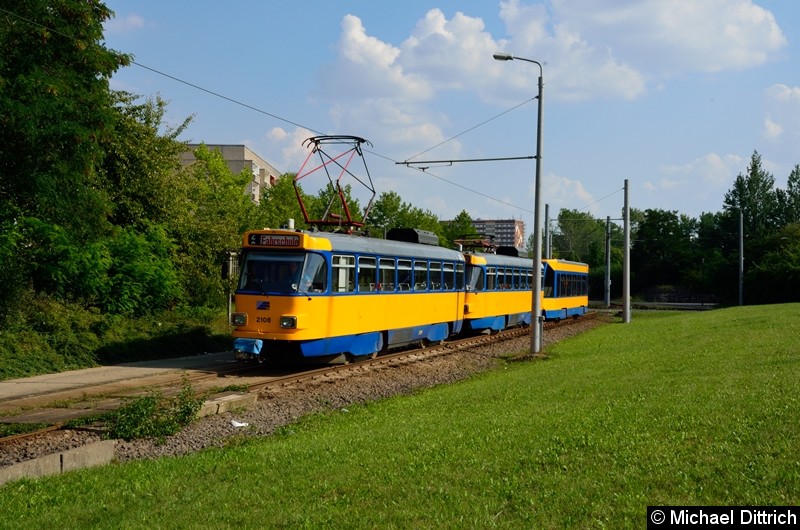 Bild: 2108 + 2157 + 914 als Linie 8 an der Haltestelle Grünau-Nord.