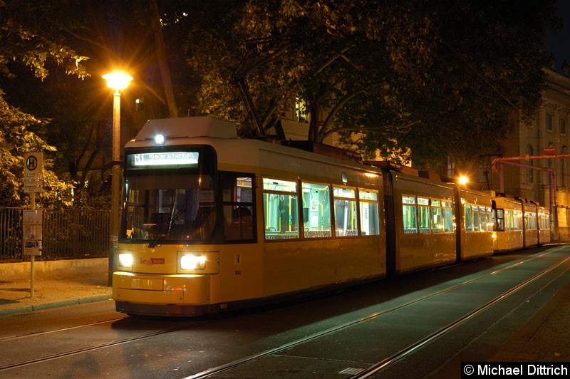 Bild: 1003 als Linie M1 an der Haltestelle Am Kupfergraben.