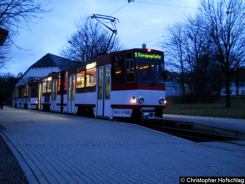 Bild: TW 450+490 auf der Linie 1 an der Thüringenhalle.