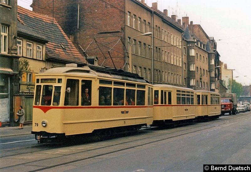 Bild: Tw 79 (Serie 76 - 81; 1930 von Lindner gebaut) mit zwei Vorkriegs-Bw
auf der Linie 1 vom Dalbergsweg nach Erfurt-Nord auf der Johannesstraße. 