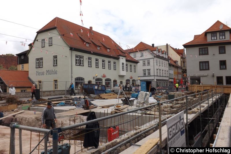 Bild: Auf der Schlösserbrücke wird zur Zeit das Außengemäuer wieder aufgebaut.