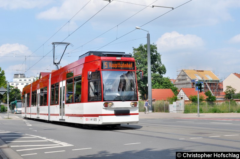 Bild: TW 605 auf der Linie 5 auf den Weg zur Haltestelle Wendenstraße durch die Magdeburger Allee.